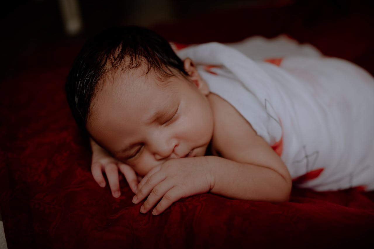 Struggling with newborn sleep in Bacolod? This guide covers normal newborn sleep patterns, safe sleep practices, common sleep problems like colic and reflux, and when to seek professional help. Get tips for better sleep for both you and your baby.