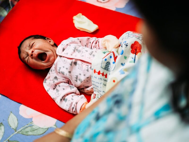 Looking for safe alternatives to swaddling? A pediatrician with 10+ years of experience in the Philippines explores effective and safe sleep solutions for babies, from sleep sacks to wearable blankets.